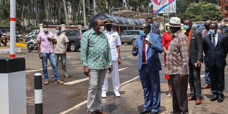 Excited Residents Chant Baba & BBI Slogans as Uhuru & Raila Visit Nairobi County on Thursday (VIDEO)